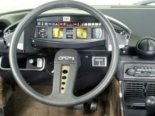 Citroën-CX-Cockpit mit zentralem Kombiinstrument und PRN-Bedienelementen