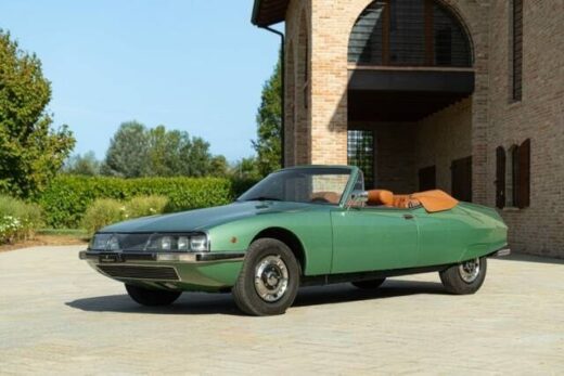 Grüner Citroën SM als klassischer Gran Turismo vor einem Backsteinhaus
