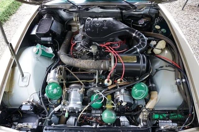 Offener Motorraum eines Citroën SM mit Maserati-V6 und grünen Aggregaten