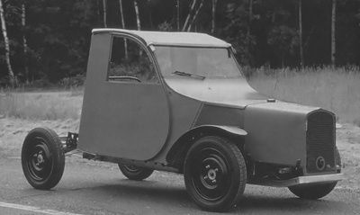 Historischer dreirädriger Citroën-Prototyp mit geschlossener Kabine