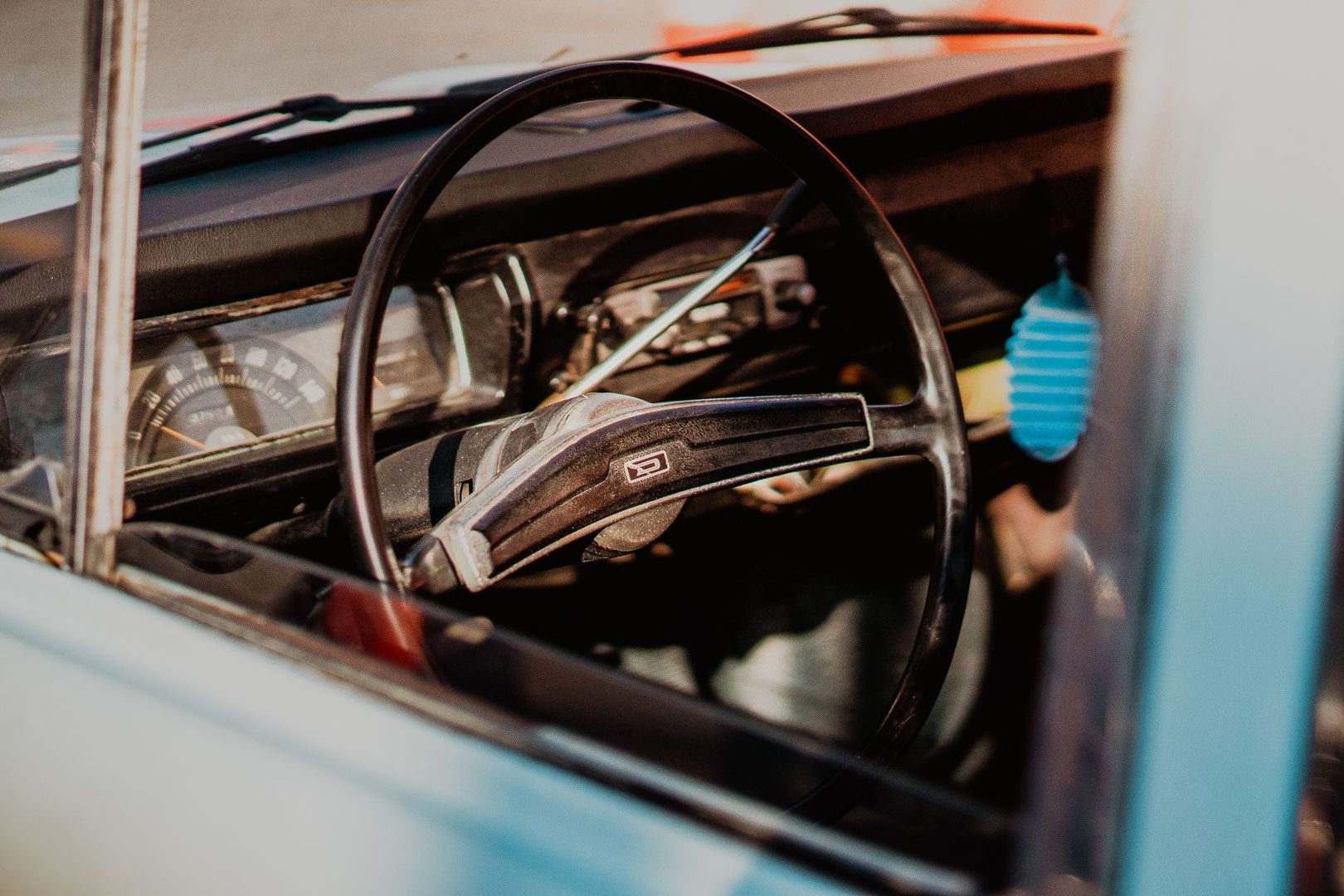 Nahaufnahme des Lenkrads und Armaturenbretts eines klassischen Citroën