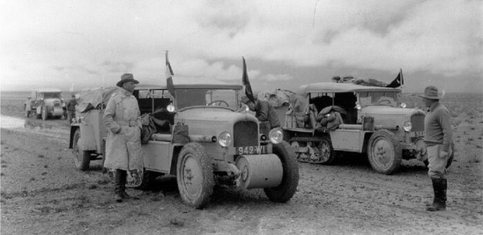Historische Citroën-Halbkettenfahrzeuge der Asienexpedition im offenen Gelände